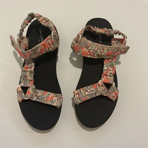 Universal Thread Platform Sandals - Picture 3 of 8